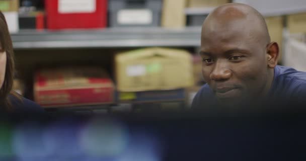 travailleurs travaillant sur les tests informatiques 