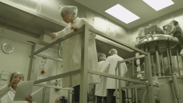 Scientists in pharmaceutical research factory — Stock Video