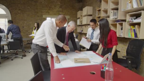 équipe d'affaires en réunion stratégique 