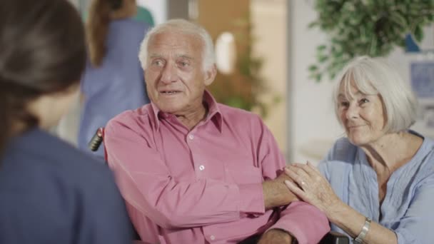 Perawat memberikan dukungan kepada pasien — Stok Video