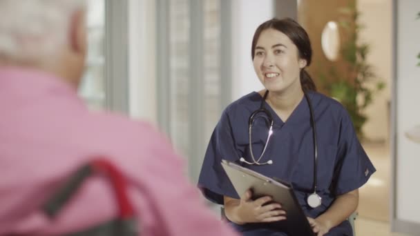 Enfermeiro conversando com paciente idoso — Vídeo de Stock