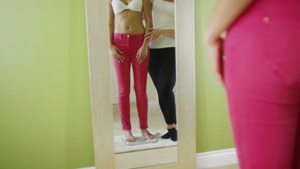 Mujeres mirando cuerpos en el espejo — Vídeo de stock