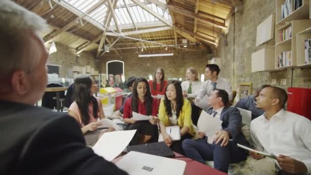 Lluvia de ideas del grupo empresarial en una reunión — Vídeo de stock