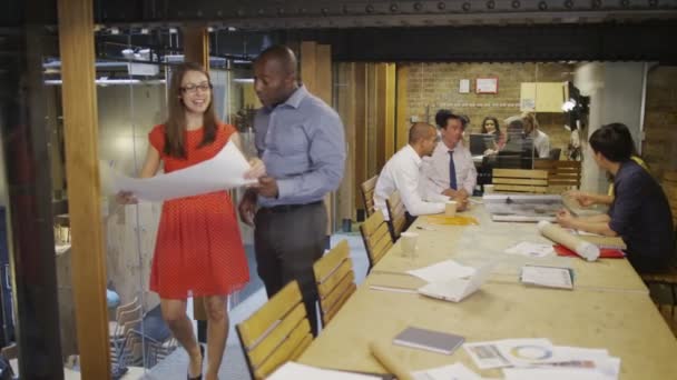 Unternehmer und Geschäftsfrau im Gespräch im Büro — Stockvideo