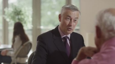 Mali Müşavir ile toplantıda Çift 