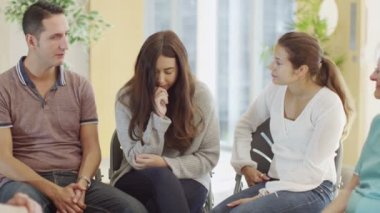 Onun sorunları hakkında kadın konuşuyor 