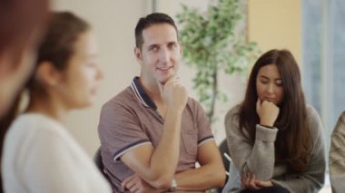 grup terapi seansı insanlarda