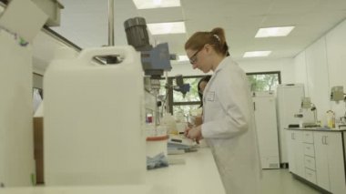 kozmetik üzerinde çalışan bilim adamları