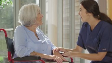 Yaşlı hasta için destek veren hemşire