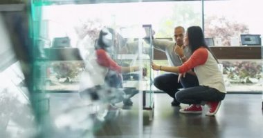 Çift elektronik mağazasında alışveriş