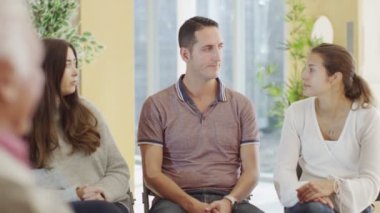 Onun sorunları hakkında adam görüşmeler 