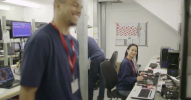 bir elektronik fabrika erkek işçi
