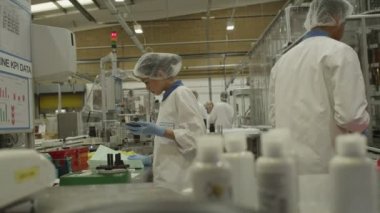 işçilerin bir üretim hattı