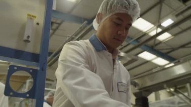 işçilerin bir üretim hattı