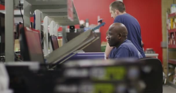 컴퓨터를 구축 하는 근로자 — 비디오