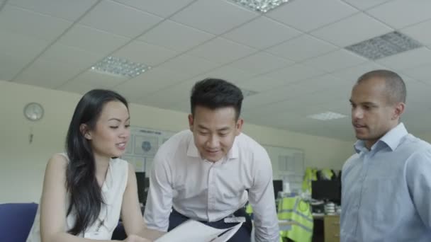 Мужчина и женщина разговаривают с менеджером — стоковое видео