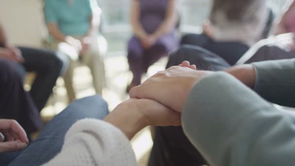 Paar bedrijf handen tijdens therapie — Stockvideo