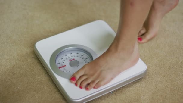 Женщина шагает на весах — стоковое видео
