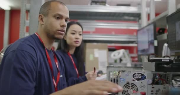 travailleurs travaillant sur les tests informatiques 