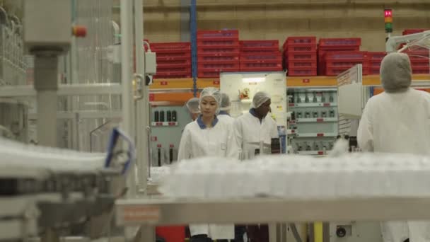 Trabalhadores operam máquinas de produção — Vídeo de Stock