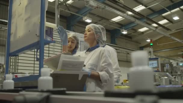 İşçiler üretim makine işletmek — Stok video