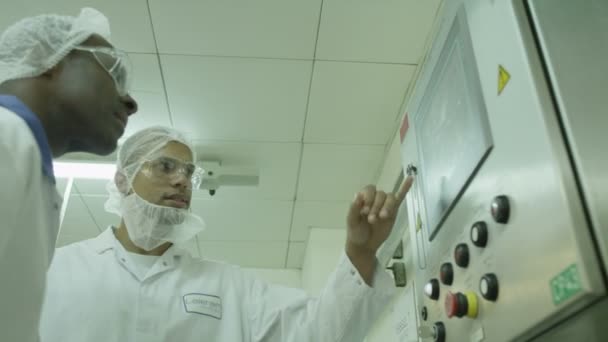 Científicos en fábrica de investigación farmacéutica — Vídeos de Stock