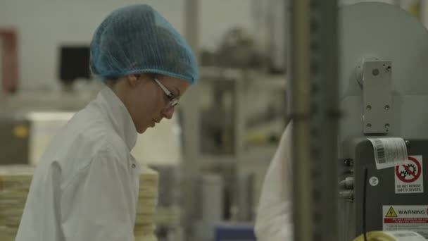 Рабочие эксплуатируют оборудование на заводе — стоковое видео