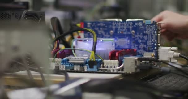 Trabajador construyendo computadoras — Vídeo de stock