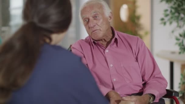 Медсестра надає підтримку літнім пацієнтам — стокове відео
