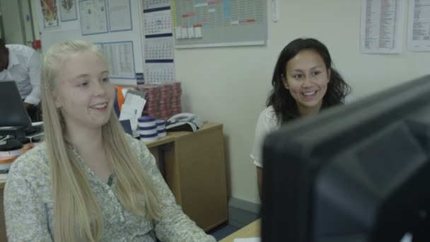 在 office 培训学徒女人 — 图库视频影像
