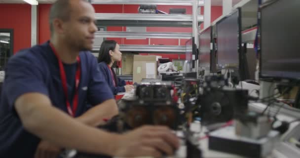 travailleurs travaillant sur les tests informatiques 