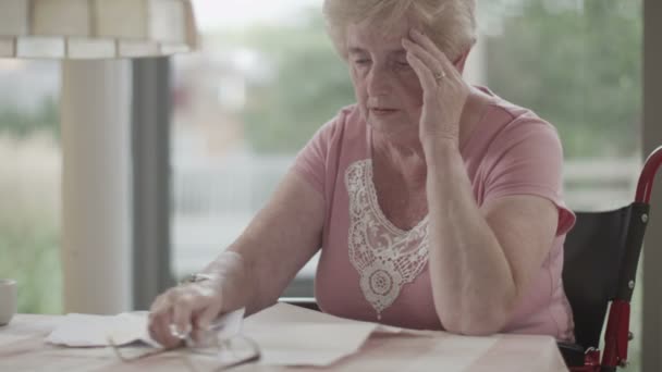 Vrouw zorgen te maken over het betalen van de rekeningen — Stockvideo