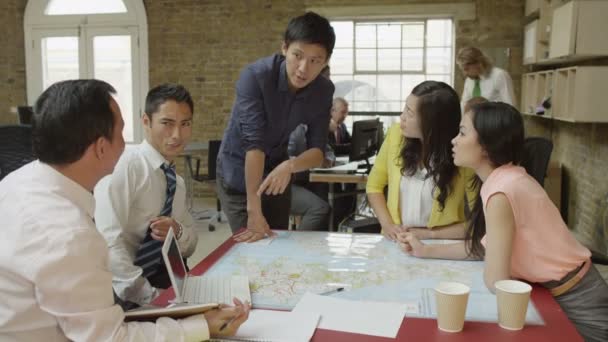 équipe d'affaires à la recherche d'une carte 