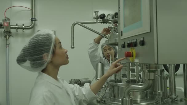 女性技術者は生産機械を操作します。 — ストック動画