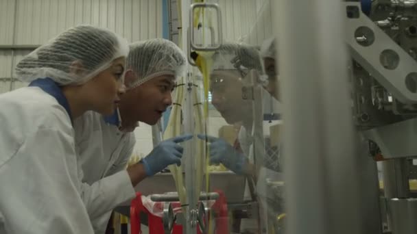 Cientistas na fábrica — Vídeo de Stock