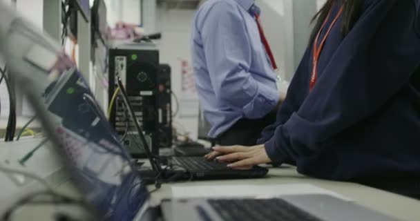 Trabalhadores que trabalham em testes informáticos — Vídeo de Stock