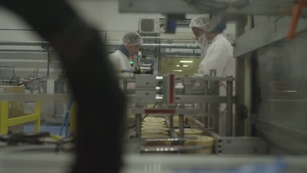 Рабочие эксплуатируют производственное оборудование — стоковое видео