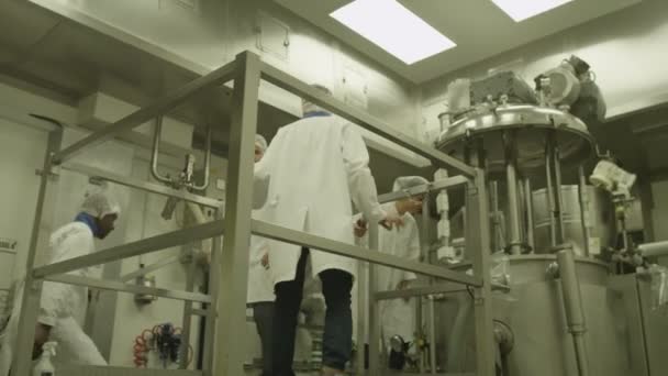 Cientistas na fábrica de pesquisa farmacêutica — Vídeo de Stock