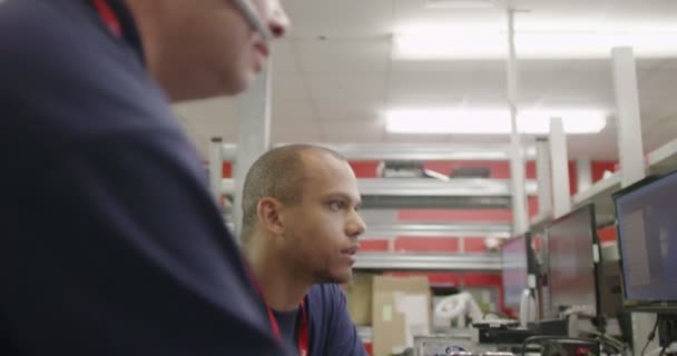 travailleurs travaillant sur les tests informatiques 