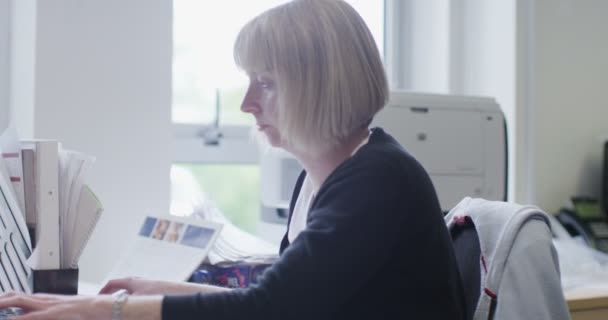 Büroangestellte bei der Arbeit — Stockvideo