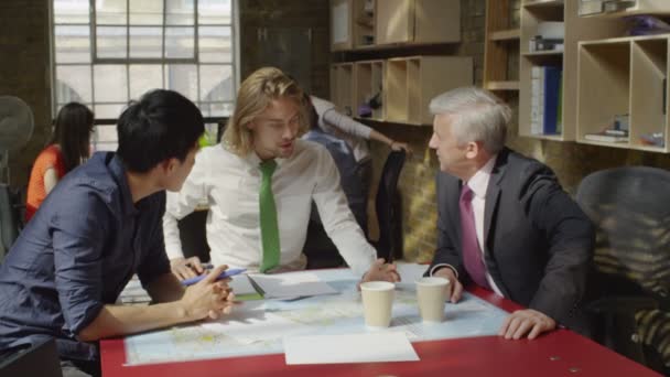 Businessmen in strategy meeting — Stock Video