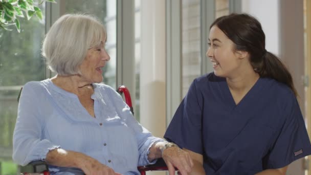 Verpleegkundige steun geven aan oudere patiënt — Stockvideo