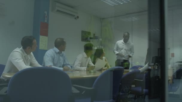 gens d'affaires discuter de projets 