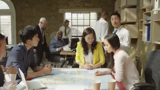 équipe d'affaires à la recherche d'une carte 