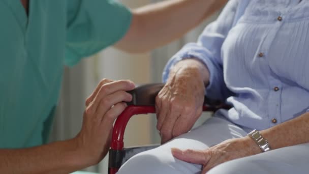 Enfermera cogida de la mano del paciente anciano — Vídeos de Stock