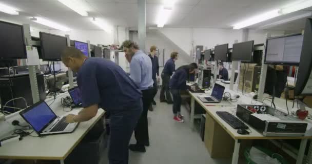 Trabajadores que trabajan en pruebas informáticas — Vídeo de stock