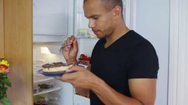 Aç adam buzdolabına gider — Stok video