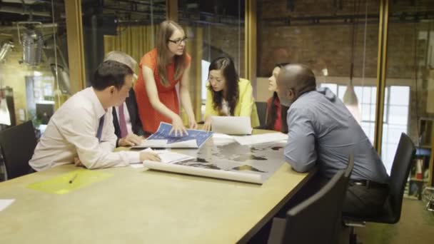 équipe d'affaires en réunion stratégique 