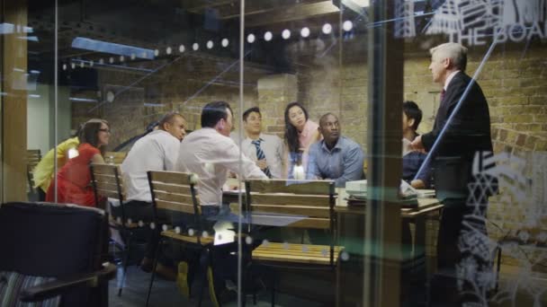 Equipo empresarial en la reunión de la sala de juntas — Vídeo de stock