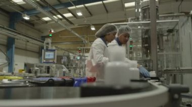 İşçiler üretim makine işletmek